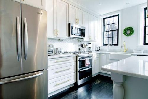 Heart of Capitol Hill Row House Luxury & Location in Washington, USA