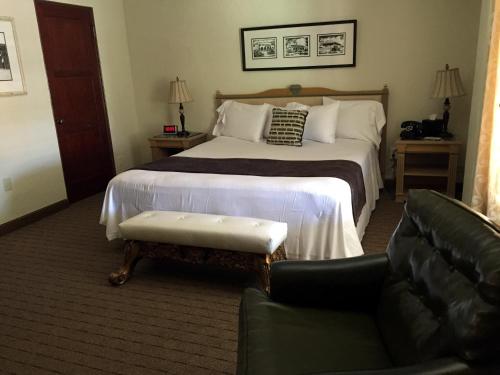 Boulder Dam Hotel Boulder Dam Hotel is conveniently located in the popular Boulder City area. The hotel offers a wide range of amenities and perks to ensure you have a great time. 24-hour front desk, facilities for dis