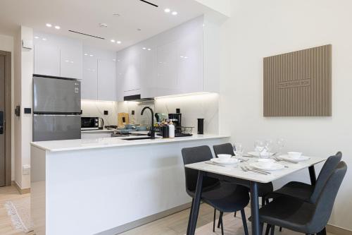 1-Bed in Binghatti Crescent, Next to Circle Mall, Dubaj