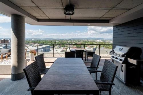 Rustic, Downtown Quebec, Rooftop pool, 2 bedrooms AND 2 bathrooms -up to 6 guests, Quebec City (zdjęcie 3)