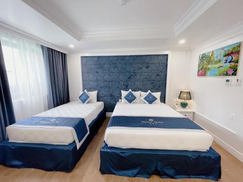 Deluxe Family Room image 9