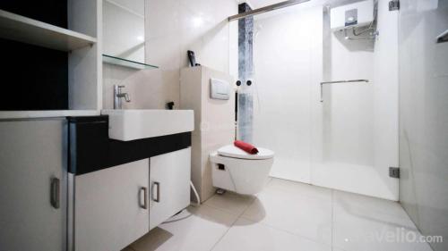 Stunning and Cozy 1BR at The Via and The Vue Apartment By Travelio - image 5