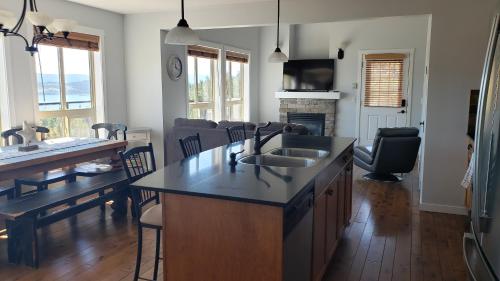 La Casa Lakeside Resort - Amazing Panoramic View Lakeside House with Pools, Hot Tubs & More! in Kelowna, Canada