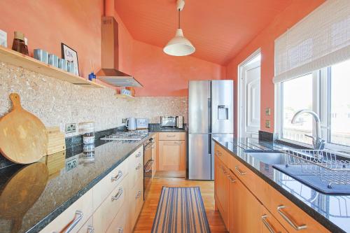 Kitchen, The Retreat, Waterfront & Log Burner near Solent Meads Golf Centre