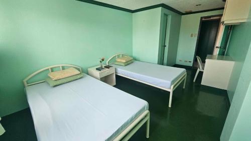 2 twin beds