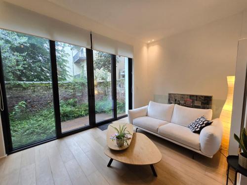 Jodi's flat - Tap to explore photos