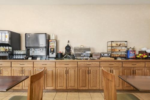 Country Inn & Suites by Radisson, Peoria North, IL