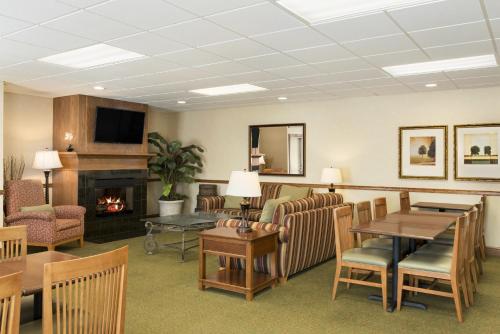 Shared lounge/TV area, Country Inn & Suites by Radisson, Peoria North, IL in Peoria (IL)