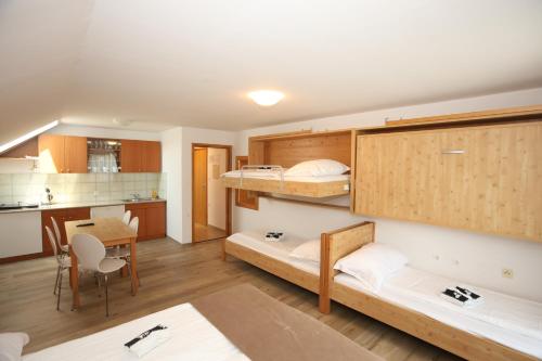 1 queen bed, 4 twin beds