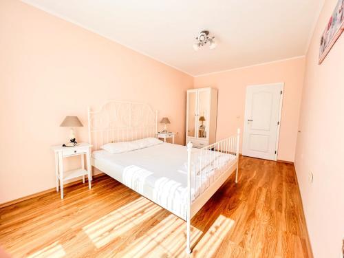 Venera & Anastasia Palace Apartments - image 4