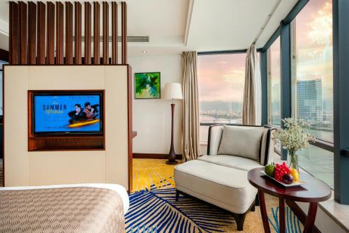 Grand Suite River View Double Room - One-way airport transfer & Afternoon Tea Included Once Per Stay image 10