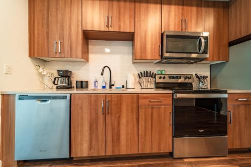 Sunset Blvd 1 Bed Apt in the Heart of Hollywood in Vernon, USA