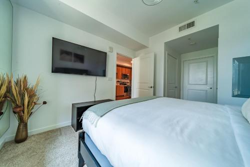 Sunset Blvd 1 Bed Apt in the Heart of Hollywood in Vernon, USA
