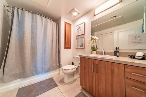 Sunset Blvd 1 Bed Apt in the Heart of Hollywood in Vernon, USA