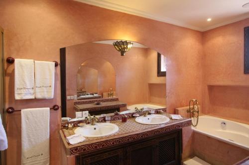 room detail thumbnail 2