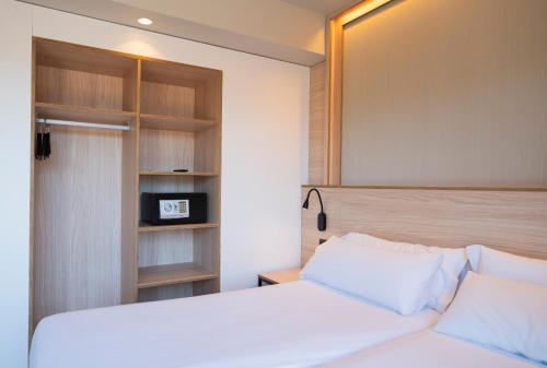 Twin Room with Terrace image 5