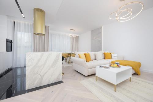 LUX Grzybowska Apartments with Parking by Renters Prestige, Warsaw