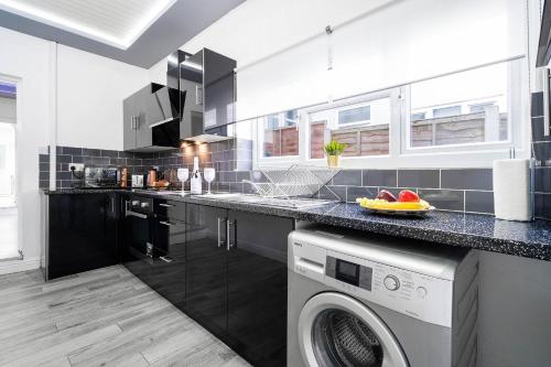 Five Bedroom Townhouse - Near City Centre - Edgbaston - On Street Parking - Wifi - Netflix - 974P, Birmingham (fotografie 4)