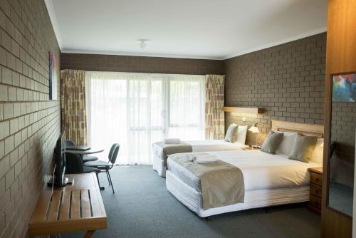 Barooga Country Inn Motel Barooga Country Inn Motel is perfectly located for both business and leisure guests in Barooga. The hotel has everything you need for a comfortable stay. Car park, BBQ facilities, newspapers, laundry 