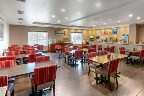 Comfort Suites Redding - Shasta Lake - image 2