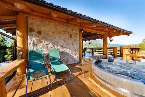 Fox Wood House in Lunca Bradului
