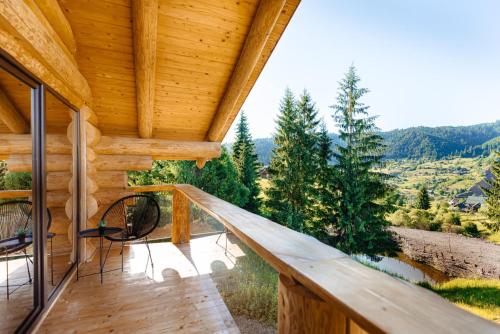 Fox Wood House in Lunca Bradului