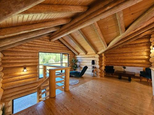 Fox Wood House in Lunca Bradului