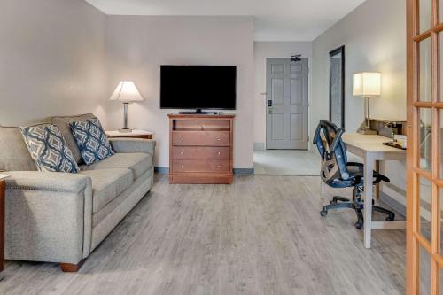 Country Inn & Suites by Radisson Grand Rapids Airport MI - image 14