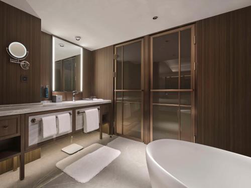 Premium King Suite room in DoubleTree by Hilton Beijing East Third Ring Road