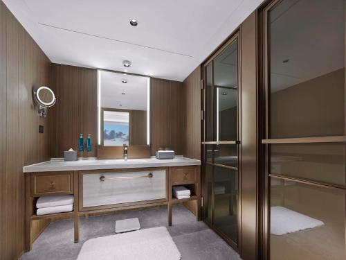 Deluxe King Suite image 9