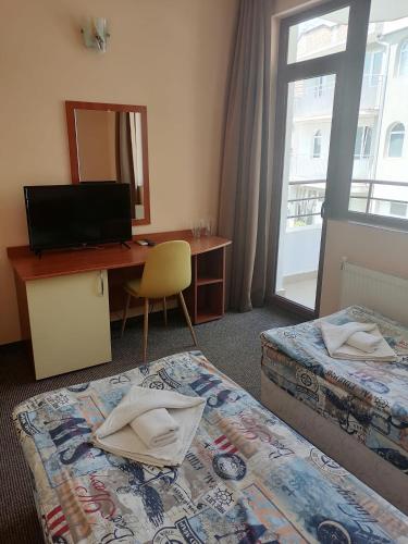 Double Room with Terrace image 3