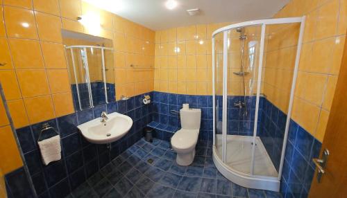 One-Bedroom Apartment with Sea View (2 Adults + 1 Child) image 7