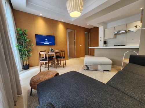 Gardenia CFC by IB Signature - Cosy 1Bedroom Apt with Wifi, 24x7 Security, Parking, Self check-in, Large terrace, Walk to Cafes and Gym, Касабланка (фото 4)
