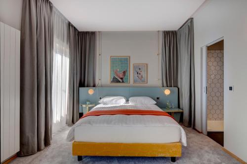 room detail thumbnail 1