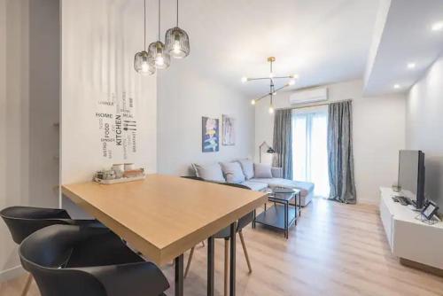 Elegant 2 Bedroom Apartment with Rooftop Access Near Acropolis View, Athènes