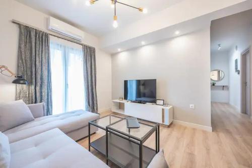 Elegant 2 Bedroom Apartment with Rooftop Access Near Acropolis View - Tap to explore photos