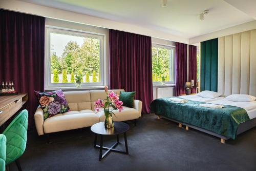 1 queen bed, 1 sofa bed