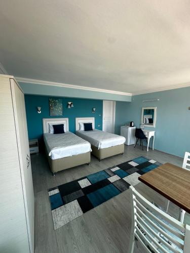 2 twin beds
