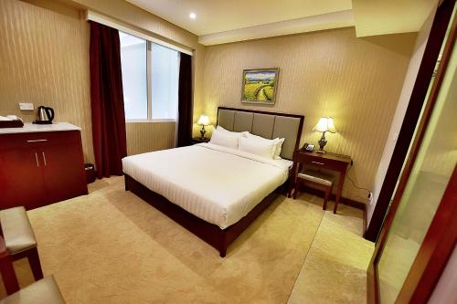 Megaboom City Hotel - image 3