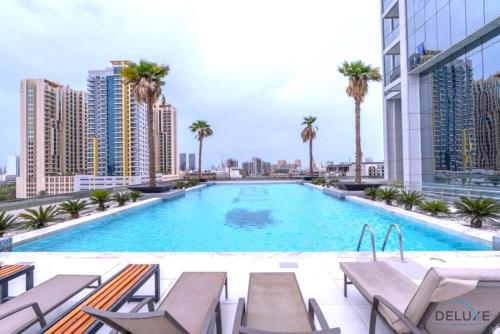 Steps Away from Top Attractions Studio with Serene Views, Regina Tower, Jumeirah Village Circle by Deluxe Holiday Homes, Дубай (фото 6)