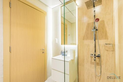 Steps Away from Top Attractions Studio with Serene Views, Regina Tower, Jumeirah Village Circle by Deluxe Holiday Homes, Дубай (фото 4)