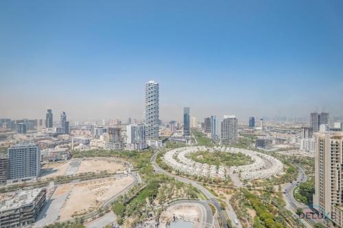 Steps Away from Top Attractions Studio with Serene Views, Regina Tower, Jumeirah Village Circle by Deluxe Holiday Homes, Дубай (фото 5)