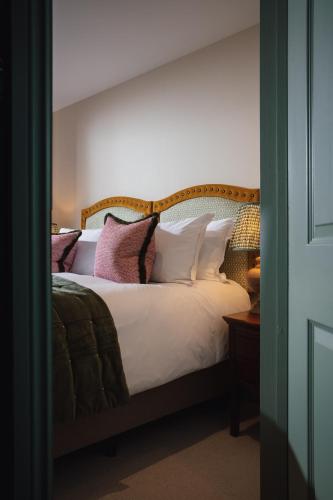 Small Double Room image 7