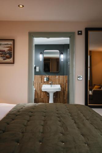 Small Double Room image 5