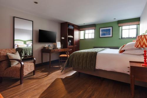 Double Room image 6