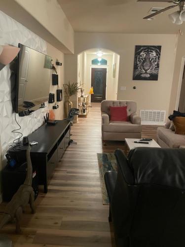 Cute room in Kyle 15 mins to Austin Door 2 in Kyle, USA
