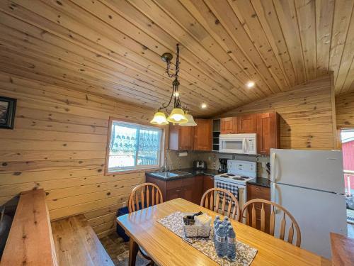 Ahmic Lake Resorts Black Bear Cottage in Magnetawan (ON)