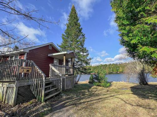 Ahmic Lake Resorts Black Bear Cottage in Magnetawan (ON)