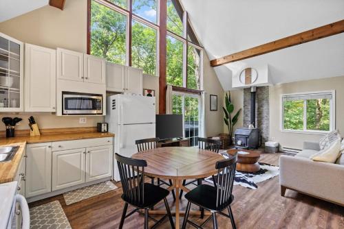 Konyha, Hot Tub Chalet-Fire Pit Grill Stream & Big Yard in Inwood (WV)