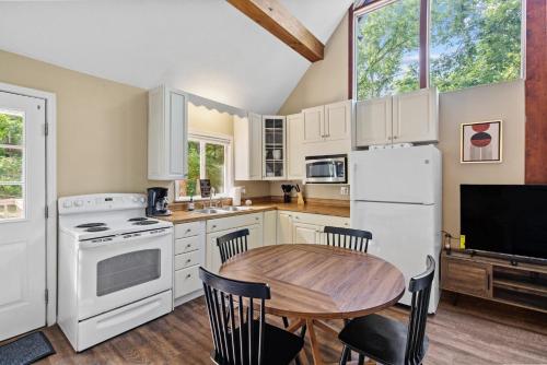 Konyha, Hot Tub Chalet-Fire Pit Grill Stream & Big Yard in Inwood (WV)